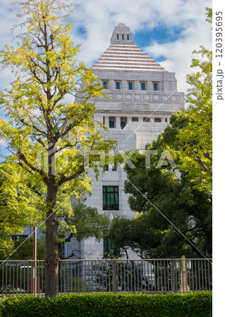 爽やかな青空と政治の中心地である国会議事堂の風景｜10月撮影｜東京都千代田区永田町 120395695