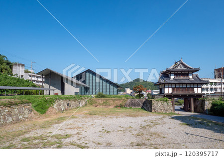 長崎県対馬市 対馬博物館と金石城櫓門 長崎県対馬市 対馬博物館と金石城櫓門 120395717