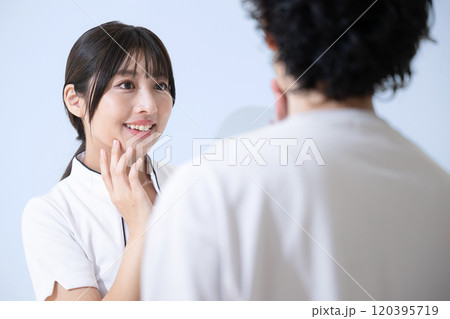 髭脱毛などを相談する男性と看護師(美容ナース)の医療脱毛のイメージ　水色背景 120395719