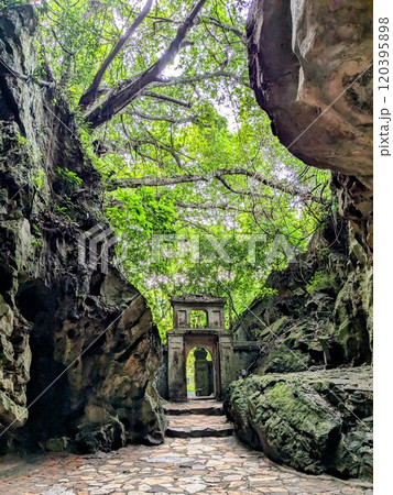 ベトナム・ダナンのパワースポット「五行山（マーブルマウンテン）」 120395898