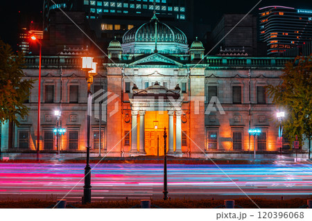 大阪のライトアップされたレトロ建築物 120396068