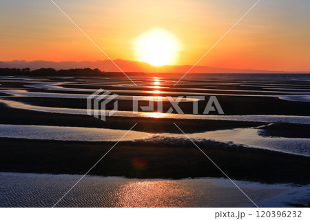 【大分県】絶景日の真玉海岸の夕陽 120396232