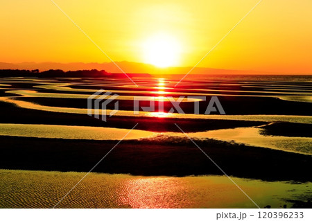 【大分県】絶景日の真玉海岸の夕陽 【大分県】絶景日の真玉海岸の夕陽 120396233
