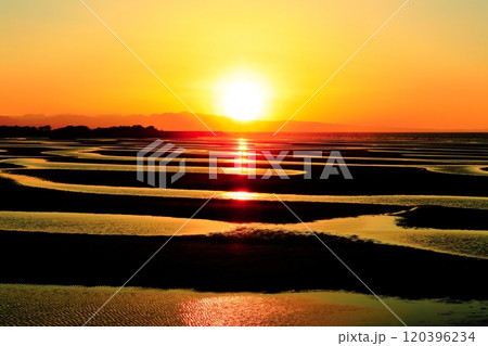 【大分県】絶景日の真玉海岸の夕陽 120396234