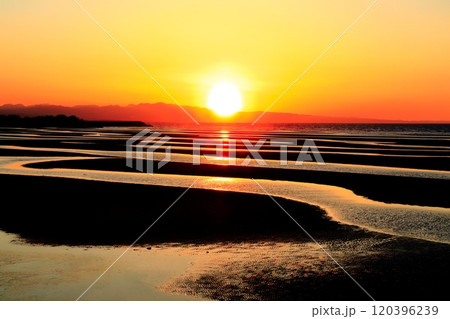 【大分県】絶景日の真玉海岸の夕陽 【大分県】絶景日の真玉海岸の夕陽 120396239