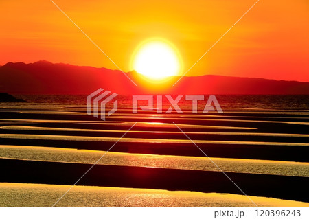【大分県】絶景日の真玉海岸の夕陽 120396243