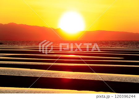 【大分県】絶景日の真玉海岸の夕陽 120396244