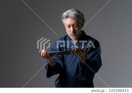 お皿を持つ男性陶芸家イメージ 120396833