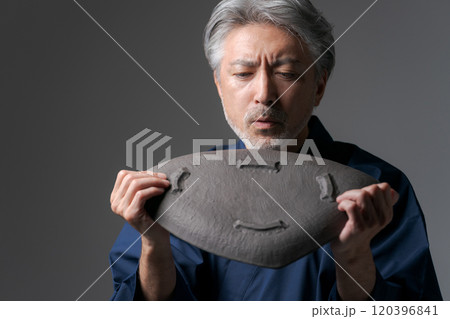 お皿を持つ男性陶芸家イメージ お皿を持つ男性陶芸家イメージ 120396841