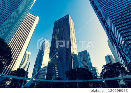 新宿副都心 北通りの交差点と高層ビル群 2024.11 a-3 暖色寒色強調 新宿副都心 北通りの交差点と高層ビル群 2024.11 a-3 暖色寒色強調 120396928