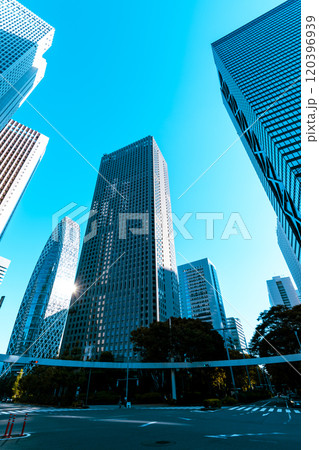 新宿副都心 北通りの交差点と高層ビル群 2024.11　c-4 ライトカラー 120396939