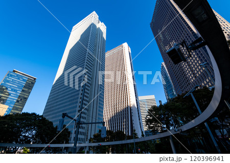 新宿副都心 北通りの交差点と高層ビル群 2024.11　d-1 120396941