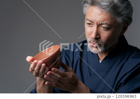 茶碗を持つ男性陶芸家イメージ 茶碗を持つ男性陶芸家イメージ 120396963