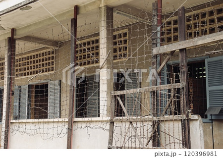 プノンペンのトゥールスレン収容所の建物 120396981