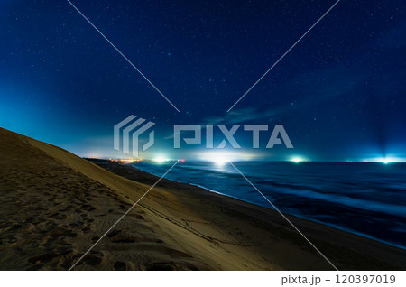 鳥取砂丘の夜景 120397019