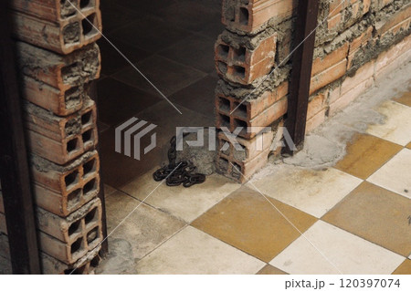 トゥールスレン収容所の内部にて 120397074