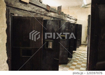 トゥールスレン収容所の内部にて トゥールスレン収容所の内部にて 120397076