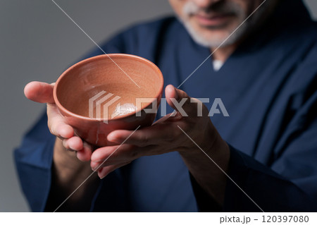 茶碗を見る作務衣のシニア男性 茶碗を見る作務衣のシニア男性 120397080