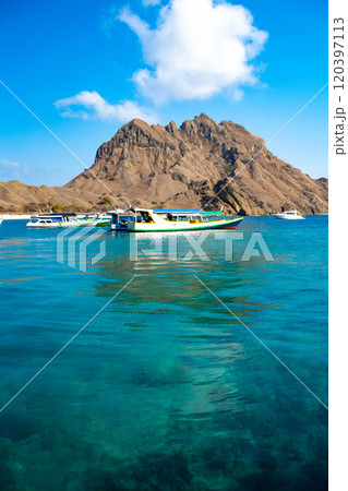 パダール島の景観　コモド国立公園 120397113