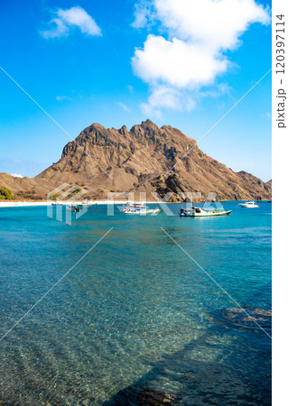 パダール島の景観　コモド国立公園 120397114