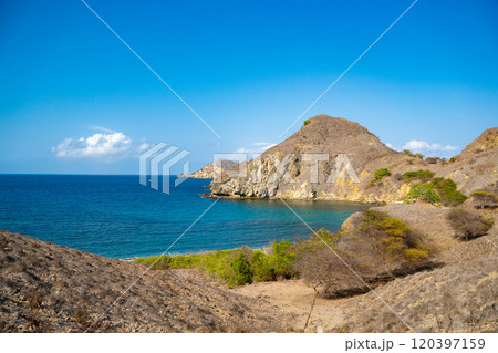 パダール島の景観　コモド国立公園 120397159