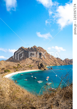 パダール島の景観 コモド国立公園 パダール島の景観 コモド国立公園 120397174