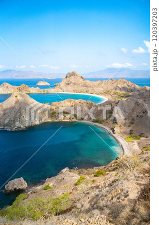 パダール島の景観 コモド国立公園 パダール島の景観 コモド国立公園 120397203