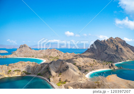パダール島の景観 コモド国立公園 パダール島の景観 コモド国立公園 120397207