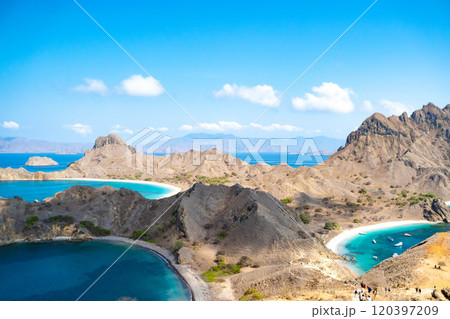 パダール島の景観　コモド国立公園 120397209
