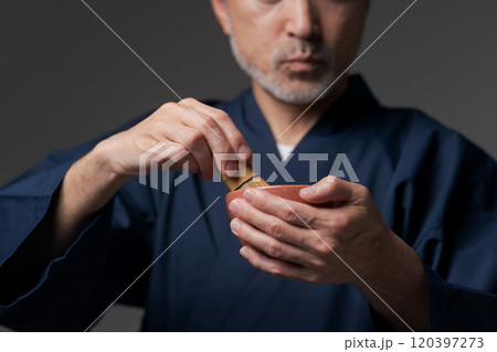 お茶を立てるシニア男性 120397273