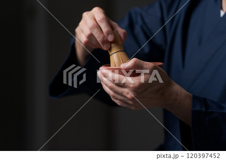 お茶を立てるシニア男性の手元 120397452