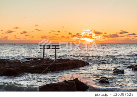 「茨城県」海岸に佇む鳥居と日の出　大洗磯前神社 120397528