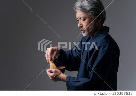お茶を立てるシニア男性 120397635