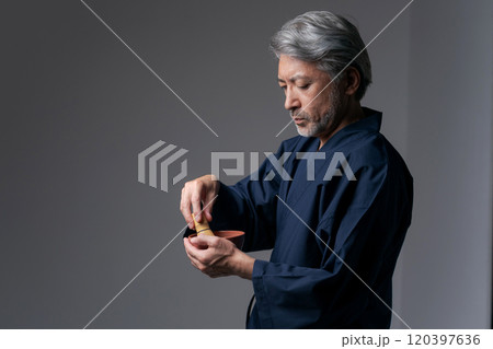 お茶を立てるシニア男性 120397636