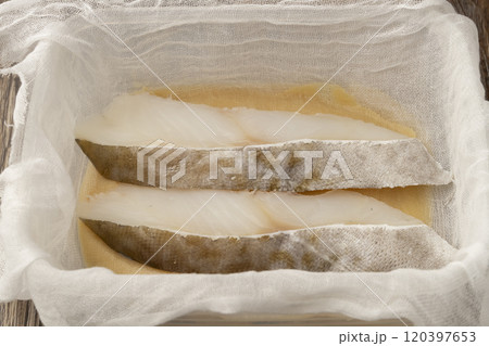 魚を西京味噌に漬ける 120397653