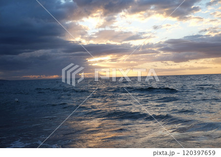 美しい夕焼け空と海 美しい夕焼け空と海 120397659