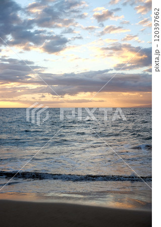 美しい夕焼け空と砂浜 120397662