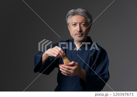 お茶を立てるシニア男性 お茶を立てるシニア男性 120397673
