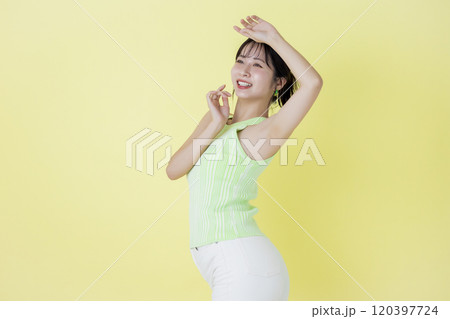 夏イメージ　黄色バック　タンクトップを着ている若い女性のポートレート 120397724