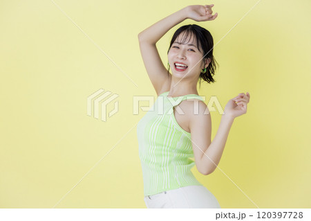 夏イメージ　黄色バック　タンクトップを着ている若い女性のポートレート 120397728