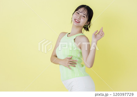 夏イメージ　黄色バック　タンクトップを着ている若い女性のポートレート 120397729