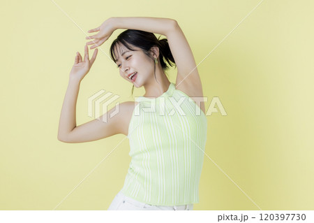 夏イメージ　黄色バック　タンクトップを着ている若い女性のポートレート 120397730