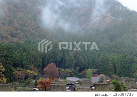 京都府 美山 里山の雨の風景 京都府 美山 里山の雨の風景 120397738