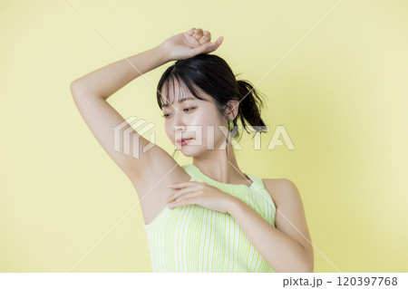 夏イメージ 黄色バック タンクトップを着ている若い女性のポートレート 夏イメージ 黄色バック タンクトップを着ている若い女性のポートレート 120397768