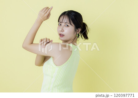 夏イメージ　黄色バック　タンクトップを着ている若い女性のポートレート 120397771