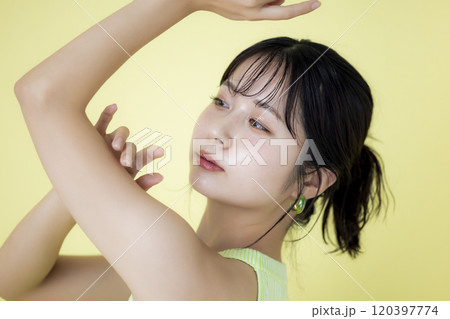夏イメージ 黄色バック タンクトップを着ている若い女性のポートレート 夏イメージ 黄色バック タンクトップを着ている若い女性のポートレート 120397774