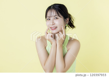 夏イメージ 黄色バック タンクトップを着ている若い女性のポートレート 夏イメージ 黄色バック タンクトップを着ている若い女性のポートレート 120397933