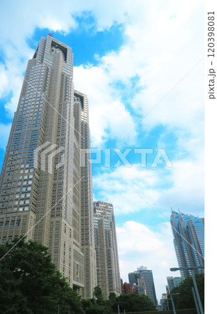 東京都新宿区西新宿の東京都庁と青空の風景 120398081