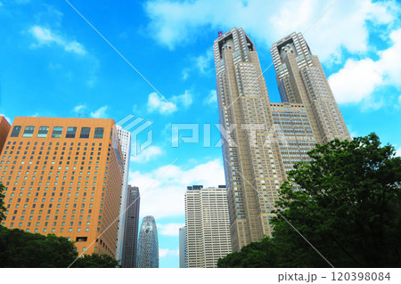 東京都新宿区西新宿の東京都庁と青空の風景 東京都新宿区西新宿の東京都庁と青空の風景 120398084