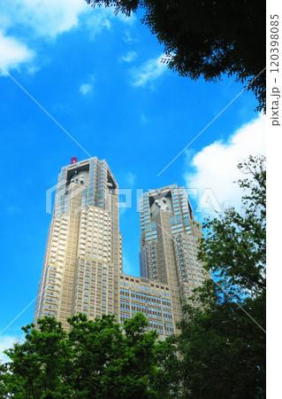 東京都新宿区西新宿の東京都庁と青空の風景 東京都新宿区西新宿の東京都庁と青空の風景 120398085